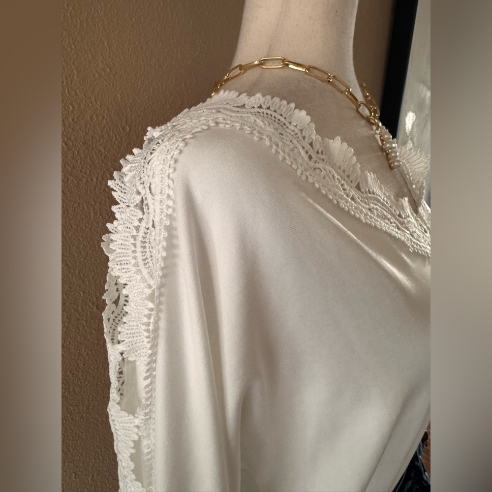 White Lace Trim V-Neck Women's Top - Picture 9 of 13